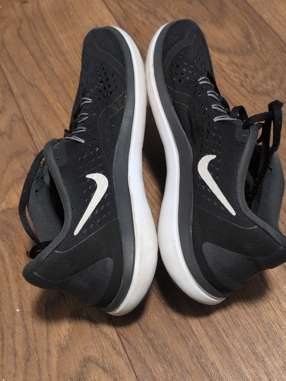 Nike Flex Run 2017 Black and White Men's Sneakers Sports Shoes  Size 10 USA
